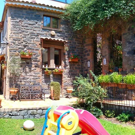 ロッジ Mini House - Tra L'etna Catania Taormina E Il Mare トレカスターニ